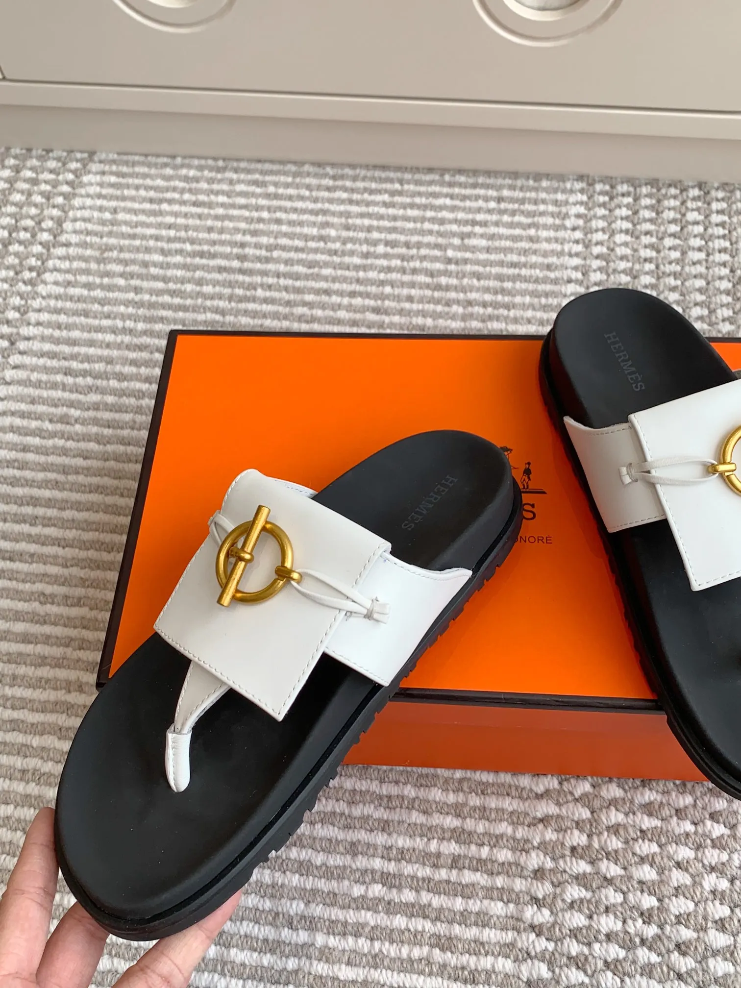 👟👟Ex-factory price 480👟👟 Hermes 〰️H chypre series Kelly buckle slippers Quality Upper: imported calfskin/palmprint cowhide/imported cowhide Foot pads imported silk cowhide, original molded outsole Female size: 35-42